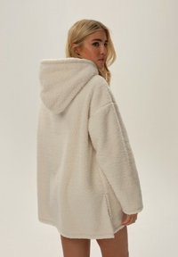 ESOTIQ JUNKO mleczny