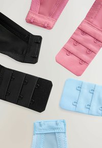 Set van vier verstelbare bh-extensiestraps in zwart, roze en lichtblauw, met haak-en-oogsluitingen en textiel stof.