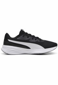 Zwarte sportieve schoenen met een bovenwerk van mesh, grijze accenten, witte tussenzool en een textuur rubberen buitenzool voor grip en ondersteuning.