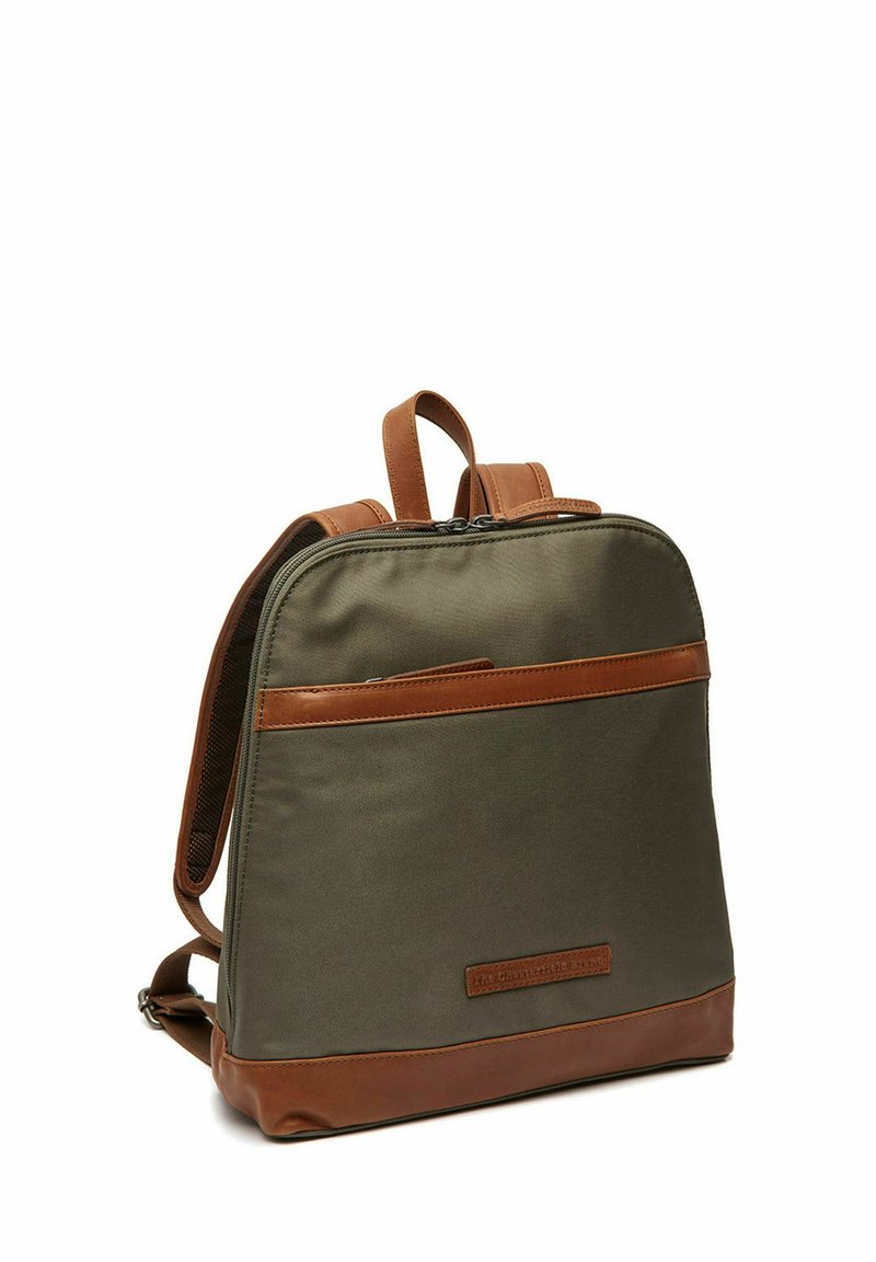 Olijfgroene stoffen rugzak met bruin leren accenten, rechthoekige vorm en een voorvak met rits. Verstelbare schouderbanden.