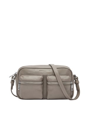 Beige Leder-Crossbody-Tasche mit zwei Reißverschluss-Vordertaschen, verstellbarem Tragegurt und glatter Textur. Mit Branding auf der Vorderseite.
