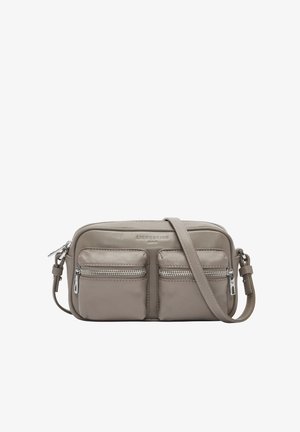 Borsa a tracolla in pelle beige con due tasche frontali con zip, cinturino regolabile e texture liscia. Presenta il marchio sulla parte anteriore.