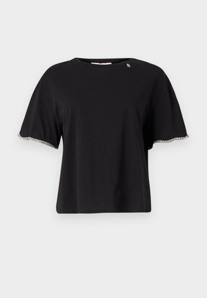T-shirt nera a maniche corte con vestibilità rilassata, caratterizzata da rifiniture decorative in argento lungo le maniche e un collo rotondo. Materiale in cotone morbido.