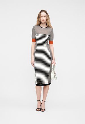 - Sukienka dzianinowa