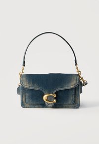 Ορθογώνια μπλε τζιν τσάντα χειρός με καμπύλο καπάκι, χρυσό κούμπωμα "C" και αποσπώμενο μαύρο λουρί με χρυσές λεπτομέρειες.