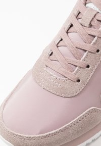 Woden NORA III - Sapatilhas - bark