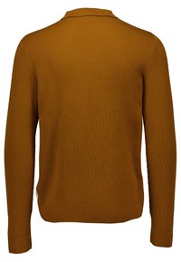Sweter żebrowany w musztardowym kolorze, z klasycznym kołnierzykiem, długimi rękawami i prostym dołem, oferujący teksturowany wygląd.