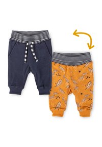 Zwei Paar Kleinkind-Hosen mit gestreiften Taillenbünden, eine in Marineblau mit Kordelzug, die andere orange mit Feder- und Sternmotiven.