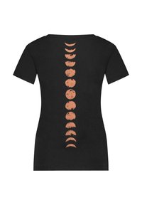 Mustat t-paitat, joissa on lyhyet hihat, takana on pystysuora kuparinvärinen kuuasteikko. Pehmeä kangas, istuva malli.