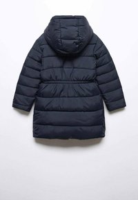 Mörkblå varm vinterjacka för barn med långa ärmar, rynkad midja, quiltat mönster och fast huva, visad bakifrån.