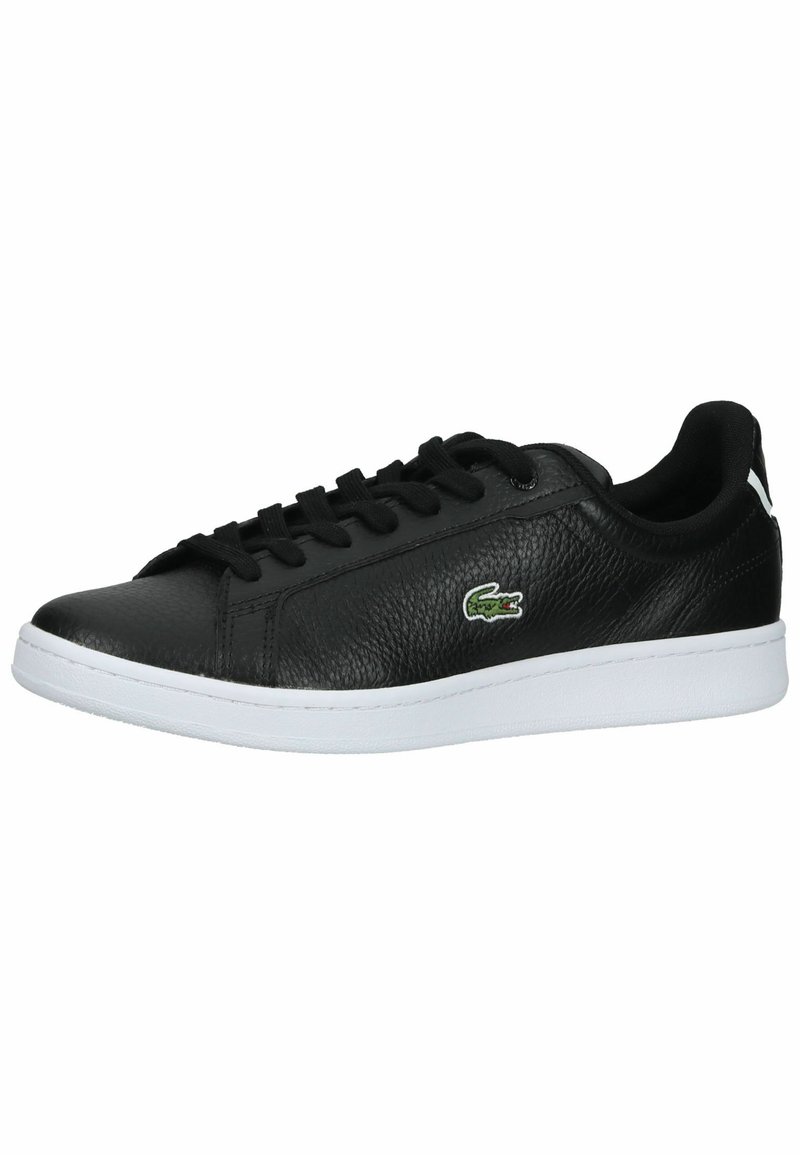 Baskets en cuir noir au fini texturé, avec des lacets noirs, une semelle blanche et un logo de crocodile vert sur le côté.