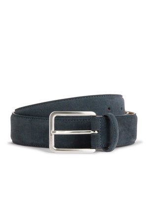 Cinturón de ante azul oscuro con una hebilla rectangular plateada, una trabilla y varios agujeros de ajuste, sobre un fondo blanco.