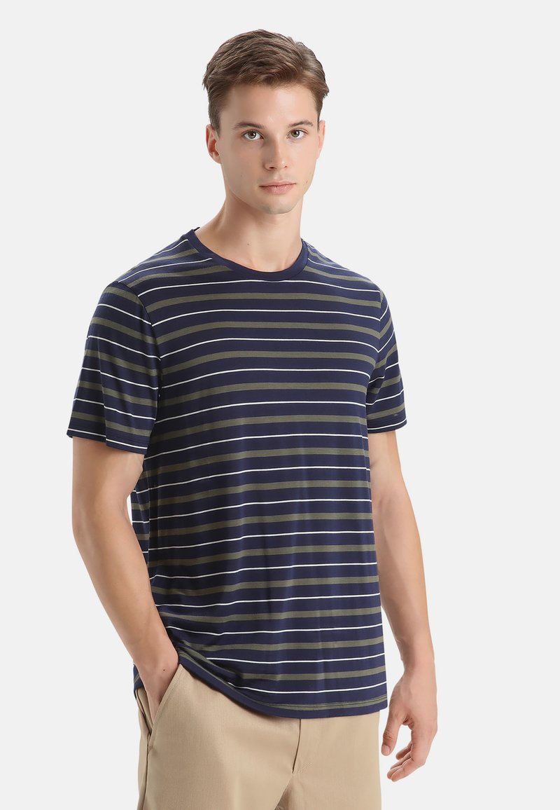 Marineblå stribet t-shirt lavet af blødt stof, med horisontale striber i olivengrøn og hvid, med rund halsudskæring og korte ærmer.