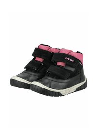 Zapatillas altas negras y rosas con dos correas de velcro, suela de goma y parte superior de cuero texturizado. Presentan un forro suave.