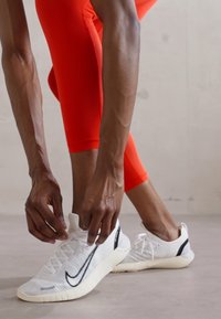 Nike Performance FREE RN FK NATURE - Hardloopschoenen voor op de weg - white/black/coconut milk/photon dust