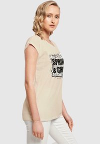 Merchcode SPRING AND CHILL EXTENDED SHOULDER  - T-Shirt print - whitesand