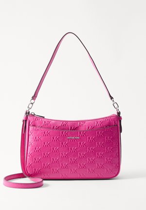 Lyserød crossbody-tasker lavet af tekstureret læder med et forhøjet logomønster, lynlås i toppen og justerbar rem med sølvfarvede metaldele.