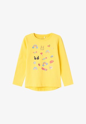 Camiseta de manga larga amarilla de algodón con gráficos impresos divertidos, incluyendo arcoíris, pandas y un conejito. Diseño con dobladillo redondeado.