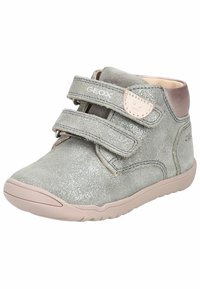 Zilveren glitter enkellaarsjes met twee klittenbandsluitingen, ronde neus en roze rubberen zool. Zacht materiaal met een gladde afwerking en minimale accenten.