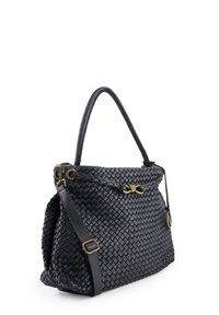 Czarna torebka z plecionej skóry z pojedynczym górnym uchwytem i odpinanym paskiem. Wyposażona w mosiężne okucia i teksturowane detale powierzchni.