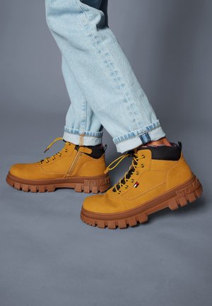 Tommy Hilfiger UNISEX - Batukai kūdikiams - ocher/black