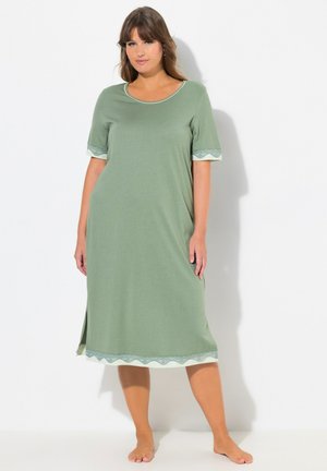 Camicia da notte verde corta con scollatura rotonda e dettagli in pizzo sulle maniche corte e sull'orlo. Presenta aperture laterali per facilitare i movimenti.
