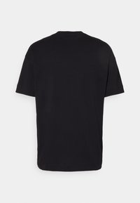 Černé bavlněné tričko s krátkým rukávem, kulatým výstřihem a hladkým povrchem. Minimalistický design, žádné viditelné loga ani vzory.