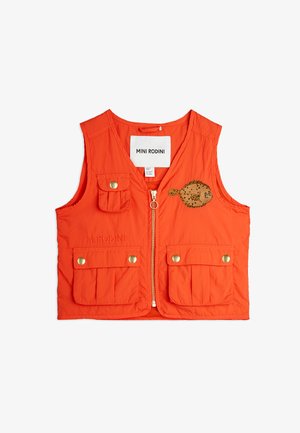 Chaleco sin mangas de color naranja con cremallera frontal y dos grandes solapas en los bolsillos. Presenta botones a presión dorados y un diseño de pez bordado en el pecho.