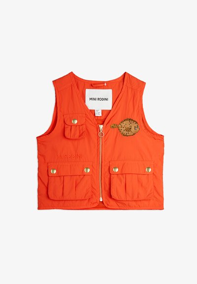 Narančasta bezrukavna prsluk s prednjim patentnim zatvaračem i dva velika preklopa na džepovima. Ima zlatne dugmadi i ušiveni dizajn ribice na prsima.