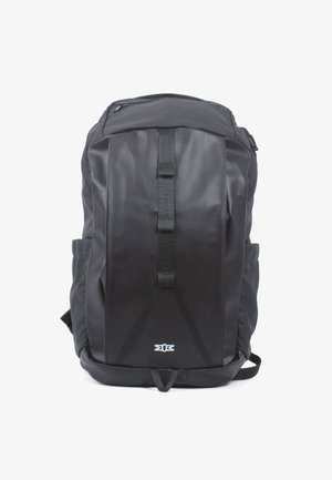 Sac à dos noir avec une finition lisse et élégante, doté de deux poches latérales, de bretelles réglables et d'une sangle horizontale sur le devant.