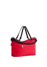 Czerwona pikowana torebka z czarnymi plecionymi i płaskimi rączkami, z przednią kieszenią na zamek oraz geometrycznym wzorem szycia na białym tle.