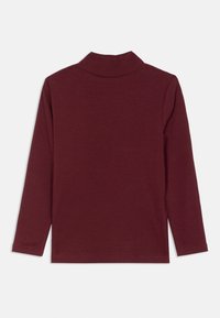 Burgunderrotes Langarm-Turtleneck-Oberteil aus geripptem Stoff. Hat einen hohen Kragen und eine figurbetonte Silhouette mit einer weichen Textur. Keine Verzierungen.