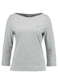 Grau langärmliges Shirt mit einem Bateau-Ausschnitt, aus weicher Baumwolle gefertigt. Es hat ein kleines Logo auf der Brust und eine glatte Textur.