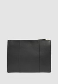 Zwarte leren clutch met een gladde textuur, voorzien van drie verticale naden en een bovenste ritssluiting met een metalen trekker.