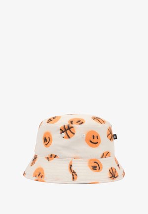 Cappello a secchiello realizzato in tessuto con una base bianca, decorato con faccine sorridenti arancioni e motivi di basket. Presenta una corona piatta e una visiera ampia.