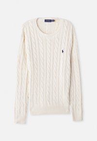 Světle béžový svetr z pletené příze s dlouhými rukávy, kulatým výstřihem a žebrovaným lemem; má malé námořnické logo na levé hrudi.