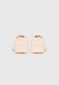 Roosad spordijalatsid tekstuurse võrkmaterjaliga pealise ja pehmendatud kraega. Põhjale on lisatud haarduvust pakkuv muster ning konts on veidi tõstetud.