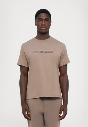 EMBOSS SHADOW LOGO TEE - Tricou basic - chestnut