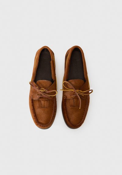 Scarpe mocassino in pelle marrone con una finitura liscia, punta arrotondata e lacci gialli. Presentano un design cucito e lati texturizzati.