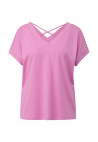 Haut rose à manches courtes avec décolleté en V et détail de bretelles croisées au niveau du col, présenté sur fond blanc.