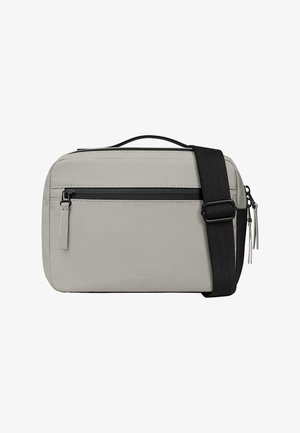 Graue, rechteckige Umhängetasche mit glatter Textur, schwarzem Tragegurt, vorderer Reißverschluss-Tasche und auf der Vorderseite eingeprägtem Logo.