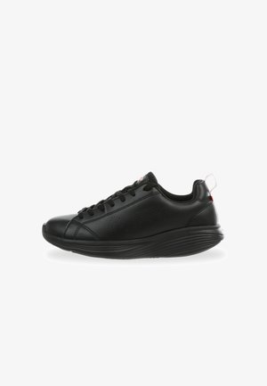 Schwarze Ledersneaker mit glatter Oberfläche, runder Zehenform, Schnürdesign und kontrastierendem roten Akzent an der Fersenschlaufe. Strukturiertes Profil für besseren Halt.