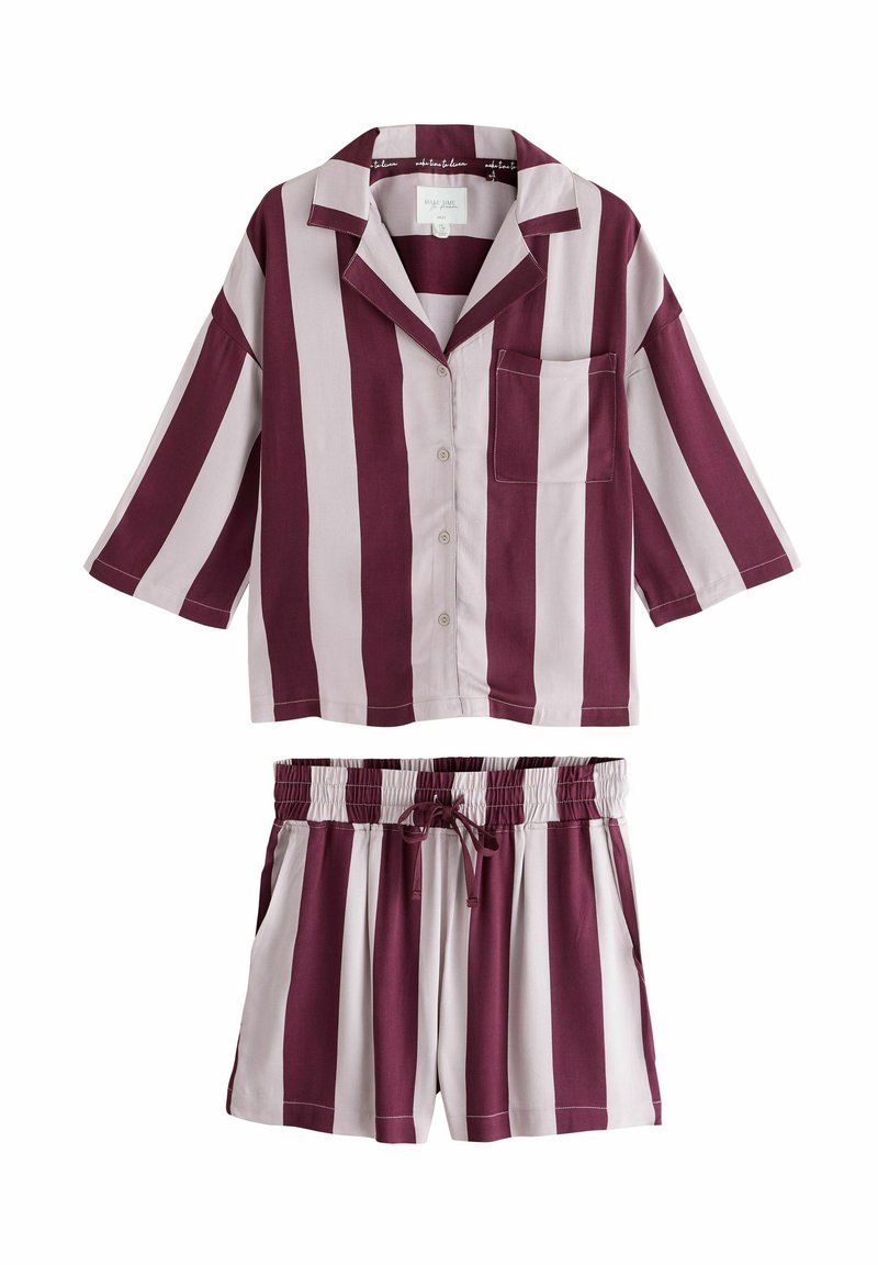Gestreiftes Schlafanzug-Set bestehend aus einem kurzärmeligen Button-Up-Hemd und Shorts mit elastischem Bund in Maronen- und Hellgrautönen. Weiche Stofftextur.