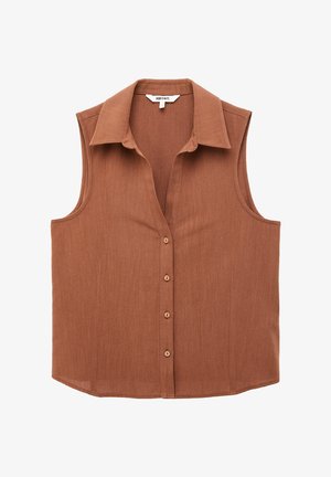 Mouwloze bruin gebreide blouse met knopen en een puntige kraag, gemaakt van lichtgewicht stof.