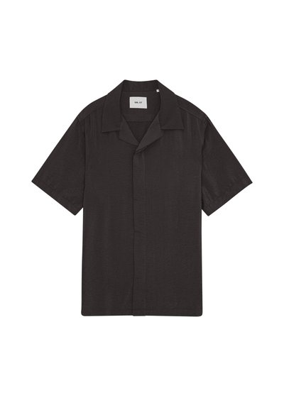 Chemise noire à manches courtes avec boutons, col camp et boutons cachés, avec une étiquette blanche à l’intérieur de l’encolure.