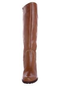 Botte en cuir marron montante avec une finition lisse, fermeture éclair latérale et détail de couture décorative le long du haut et des côtés.