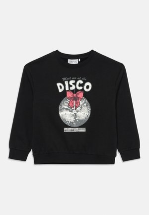 Svart genser med lange ermer og teksten "Meet me at the DISCO", med en sølv disco-kule pyntet med en stor rosa sløyfe.