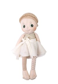 Miękka lalka z materiału nosząca beżową sukienkę, rajstopy w paski i w kropki, zielone oczy oraz wełnianą czapkę. Posiada kokardę na talii.