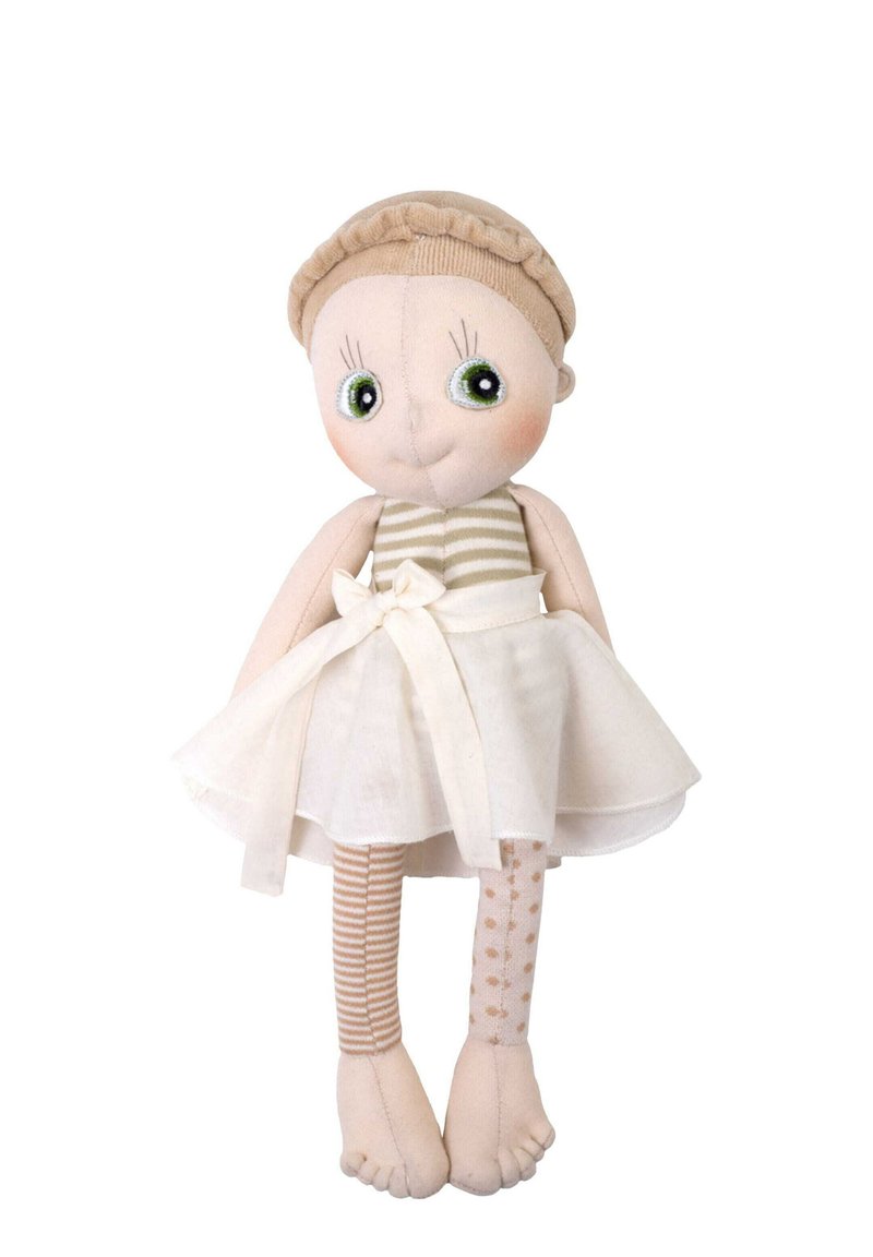 Miękka lalka z materiału nosząca beżową sukienkę, rajstopy w paski i w kropki, zielone oczy oraz wełnianą czapkę. Posiada kokardę na talii.