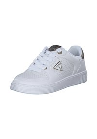 Zapatillas blancas con diseño perforado, puntera redonda, suela de goma moldeada, cordones gruesos y acentos metálicos en la parte trasera y en el logo.